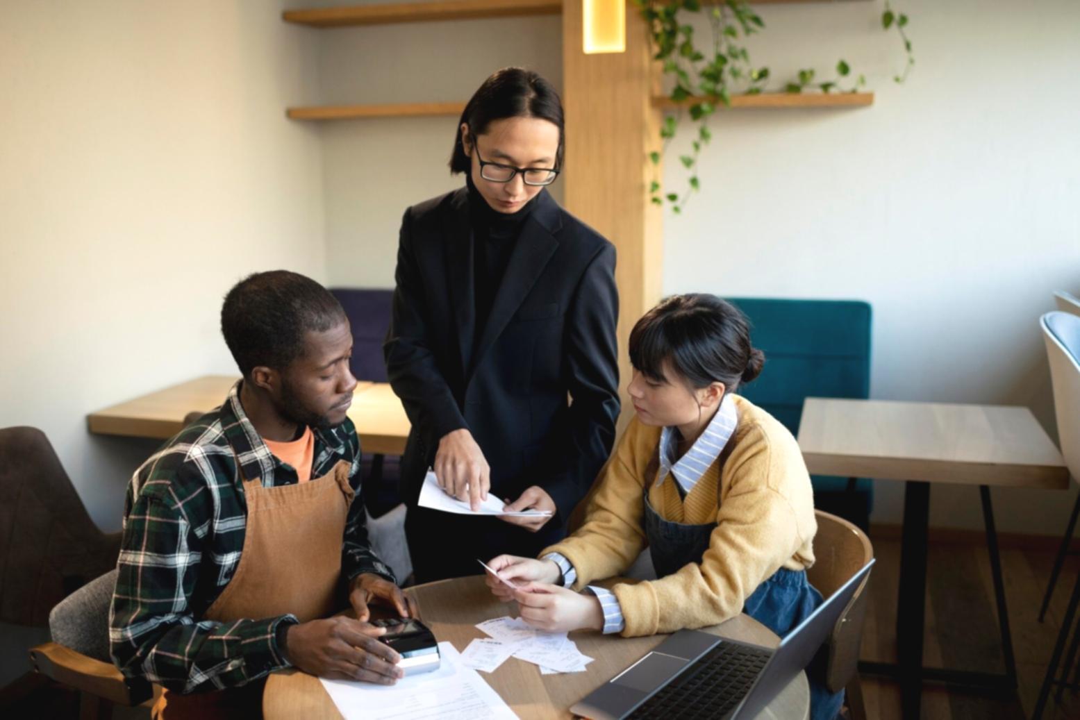 Finanzplanung Arbeitsplatz mit Dokumenten und Taschenrechner